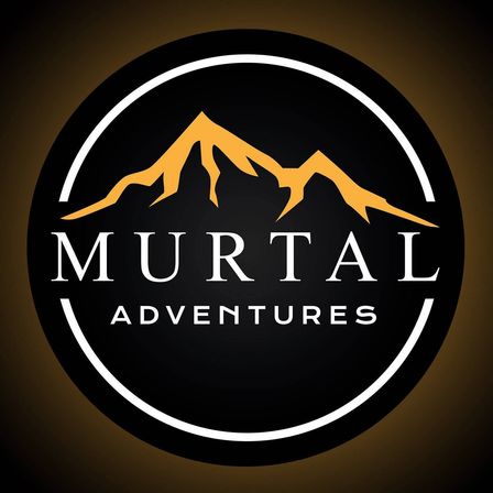 Das Logo für Murtal Adventures, mit einem stilisierten Berggipfel mit goldener Kontur auf schwarzem Hintergrund.
