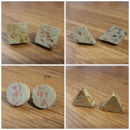 Eine Collage aus vier Bildern, die verschiedene Formen kleiner, dekorativer Objekte zeigt. Jedes Stück hat ein unterschiedliches Design, einschließlich Gold- und Kupferakzente. Die Objekte liegen auf einer Holzoberfläche.