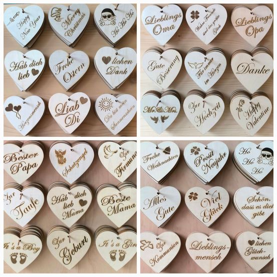 Eine Sammlung von Holzherzen mit verschiedenen Aufschriften, wie 'Frohe Weihnachten', 'Schönes Neues Jahr' und 'Lieblings Oma'. Jedes Herz ist mit unterschiedlichen Symbolen verziert und hat eine andere Farbe. Die Herzen sind in einer Collage mit einem hölzernen Hintergrund angeordnet.