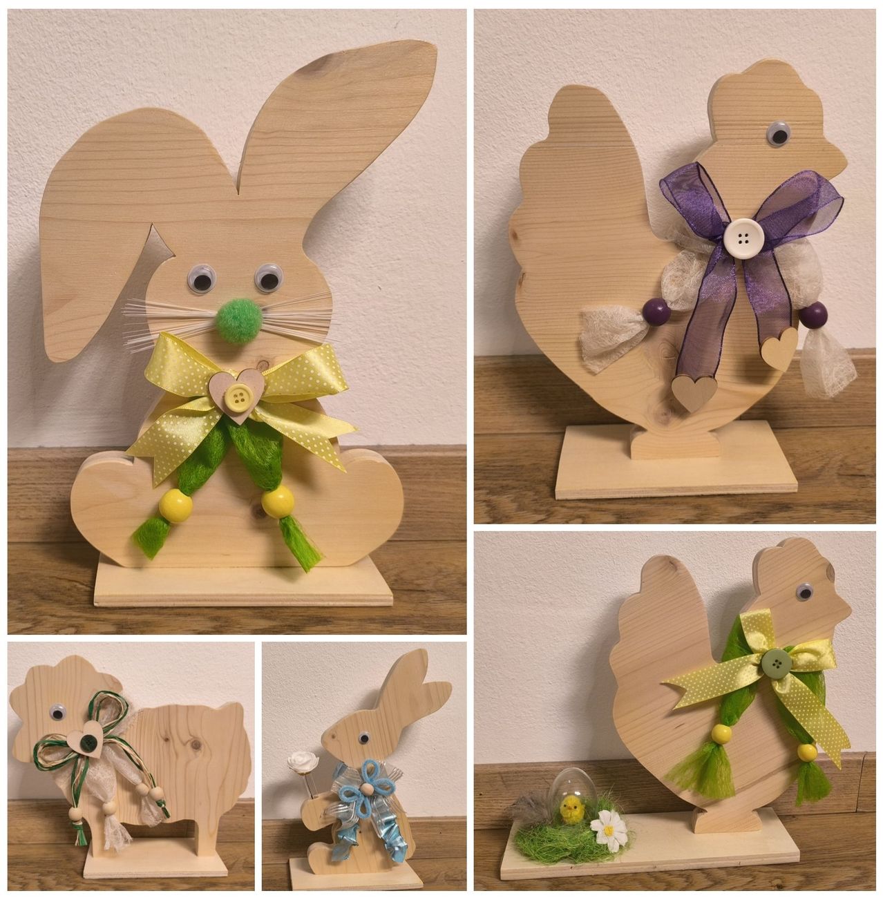 Eine Collage aus vier Holzfiguren: zwei Hasen und zwei Hennen, jeweils mit Bändern und kleinen dekorativen Elementen verziert. Der erste Hase hat ein gelbes Band und grüne Akzente. Der zweite Hase hält eine kleine blaue Blume. Die erste Henne hat ein lila Band mit einem Knopf. Die zweite Henne zeigt ein gelbes Band und ein kleines Ei.