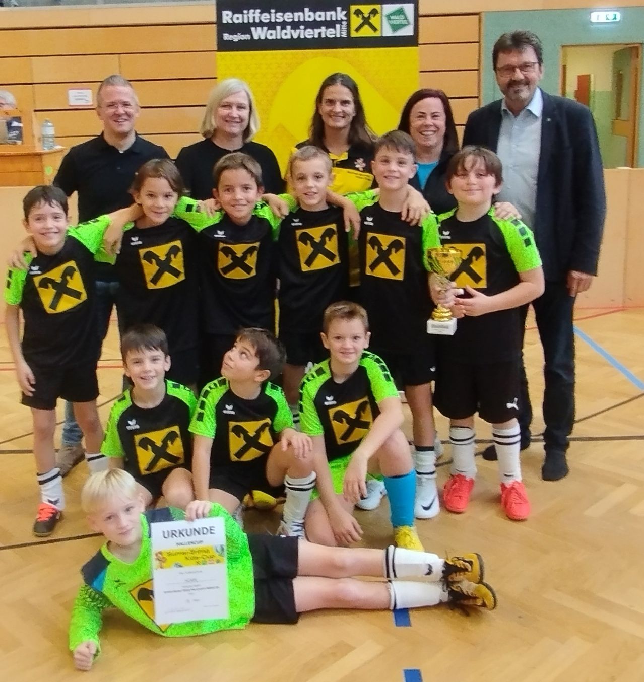 Bild enthält, People, Person, T-Shirt, Flooring, Shorts, Adult, Male, Man, Boy, Child