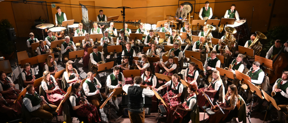 Bild enthält, Indoors, Music, Musical Instrument, Musician, Orchestra, Performer, Person, Group Performance, Music Band, Building