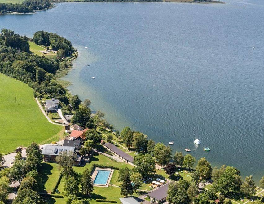 Bild enthält, Outdoors, Nature, Lake, Water, Scenery, Architecture, Building, Aerial View, Sea