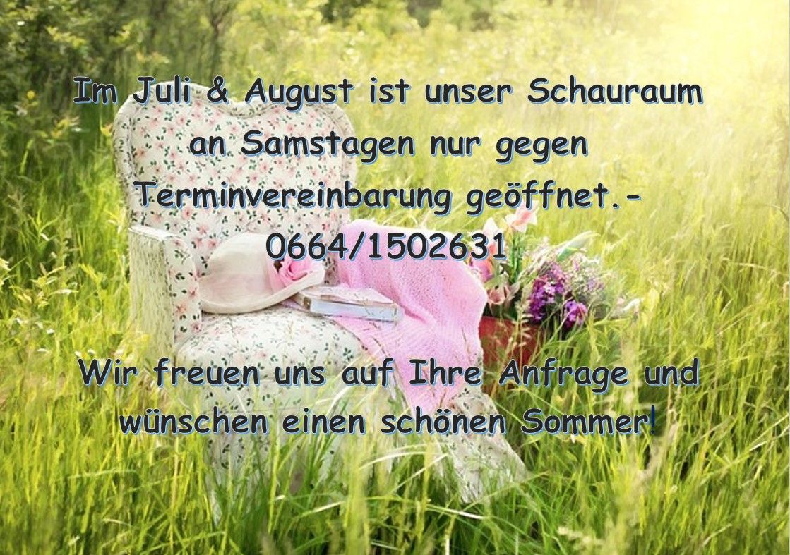 Ein Bild zeigt einen blumengemusterten Stuhl in einem Grasfeld. Ein Hut, ein Buch und ein rosa Tuch liegen auf dem Stuhl. Der Text lautet: 'Juli & August ist unser Schauraum an Samstagen nur gegen Terminvereinbarung geöffnet.' Eine Telefonnummer ist angegeben.
