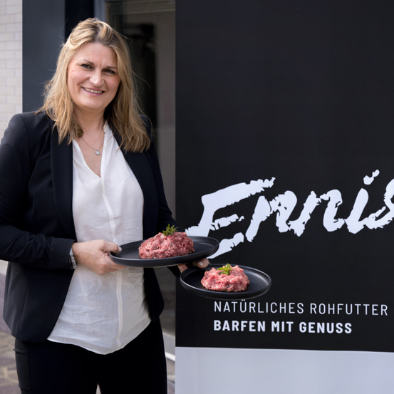 Bild enthält, Advertisement, Adult, Female, Person, Woman, Poster, Suit, Face, Coat, Food Presentation