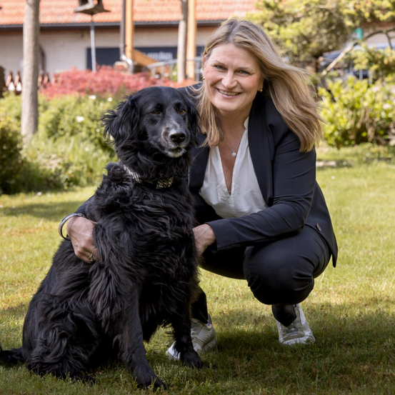 Bild enthält, Grass, Adult, Female, Person, Woman, Photography, Portrait, Dog, Lawn, Coat