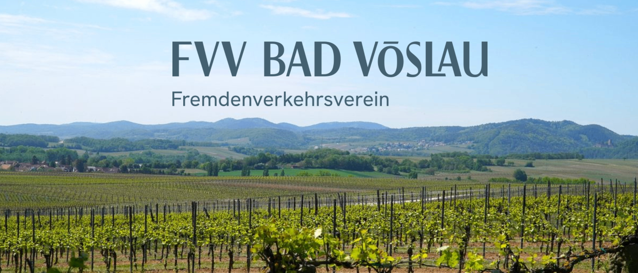 Das Bild zeigt ein Weingut mit Rebenreihen unter einem klaren Himmel mit fernen Hügeln. Der Text lautet 'VV BAD VÖSLAU'.