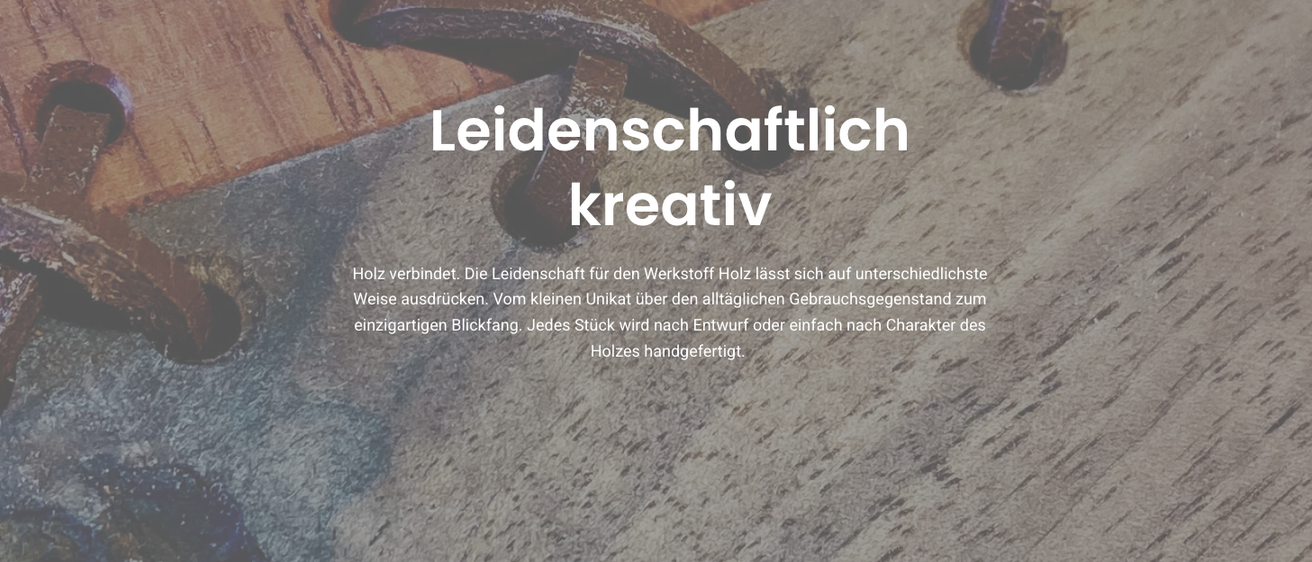 Eine Holzplatte mit einem rostigen Metallwerkzeug darauf. Der Text 'Leidenschaftlich kreativ' steht in fetter Schrift. Unten steht eine Beschreibung über die Leidenschaft für das Material Holz.
