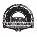Ein schwarz-weißes kreisförmiges Logo mit dem Text 'Traktorbande Hirtenberg', einem Zahnrad-Design und einer Gruppe von Personen in der Mitte.
