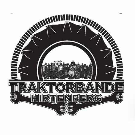 Ein schwarz-weißes kreisförmiges Logo mit dem Text 'Traktorbande Hirtenberg', einem Zahnrad-Design und einer Gruppe von Personen in der Mitte.