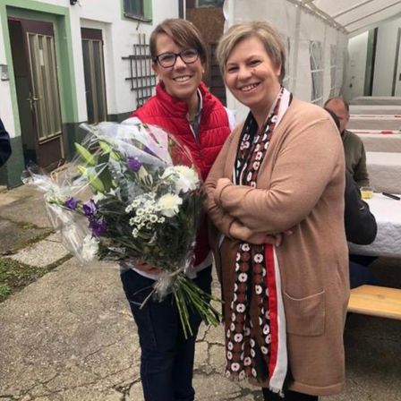 Bild enthält, Flower, Flower Arrangement, Flower Bouquet, Potted Plant, Coat, Jacket, Photography, Portrait, Blazer, Rose
