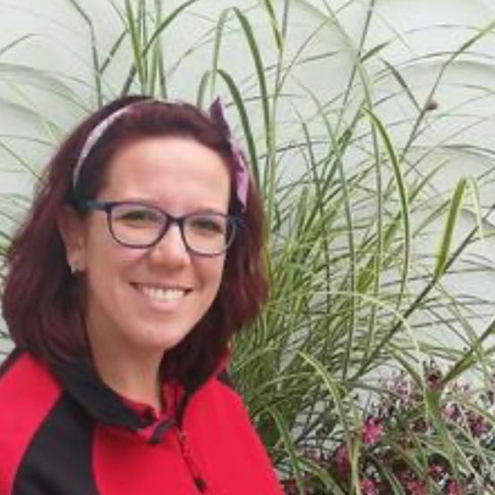 Bild enthält, Face, Head, Person, Smile, Photography, Portrait, Glasses, Coat, Potted Plant, Jacket