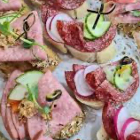 Bild enthält, Food, Meal, Snack, Food Presentation, Lunch, Brunch, Indoors, Restaurant, Cafeteria