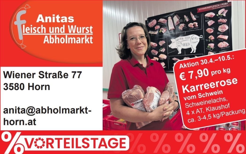 Anita's Schweinefleisch- und Wurst-Schlachterei an der Straße 77. Eine Frau in einem roten Shirt und mit Brille hält mehrere Stücke Fleisch. Ein rotes Schild auf der rechten Seite sagt 'Aktion 30.4, € 7,90 Karree vom Schwein'.