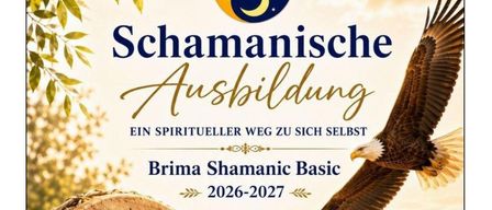 Ein Poster für 'Schamnische Ausbildung' mit einem fliegenden Adler, einer Trommel mit Spiralmuster, einer Feder und verschiedenen Kristallen. Der Hintergrund zeigt einen Berg und Grünpflanzen.