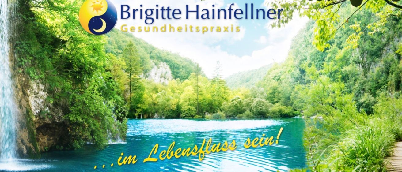 Eine friedliche Landschaft mit einem ruhigen See, umgeben von üppigem grünem Laub und Bergen, mit blauem Himmel und Wolken. Das Bild zeigt ein Logo mit dem Text Brigitte Hainfellner Gesundheitspraxis.