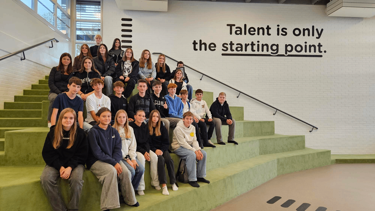 Bild enthält, Groupshot, Person, People, Female, Girl, Teen, Adult, Woman, College, Face