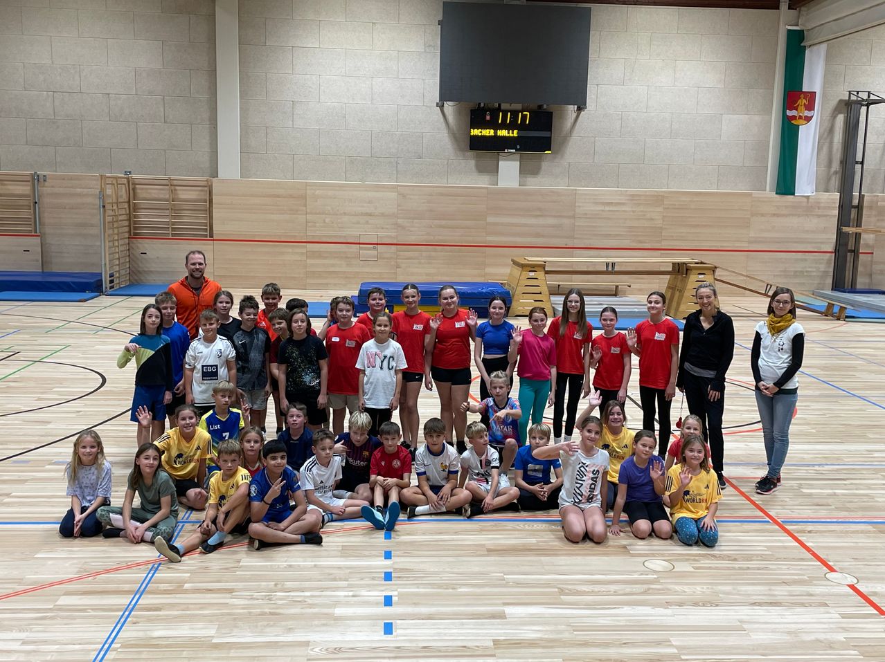 Bild enthält, People, Person, Boy, Child, Male, Jeans, Shoe, Shorts, Face, Monitor