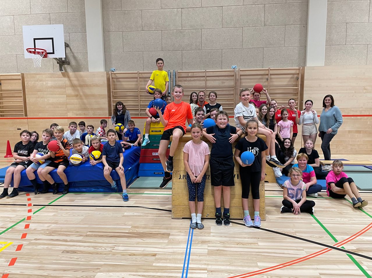 Bild enthält, People, Person, Sport, Volleyball, Volleyball (Ball), Basketball Game, Shorts, Shoe, Playing Basketball, Face