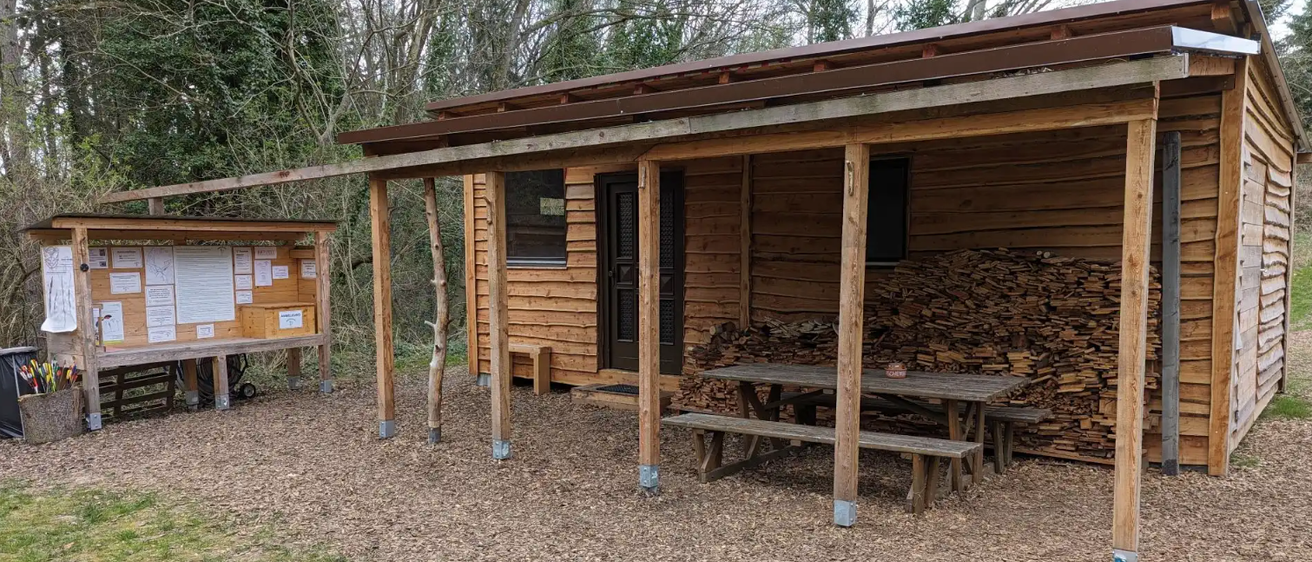 Bild enthält, Wood, Housing, Interior Design, Outdoors, Shelter, House, Cabin, Hardwood, Bench, Box