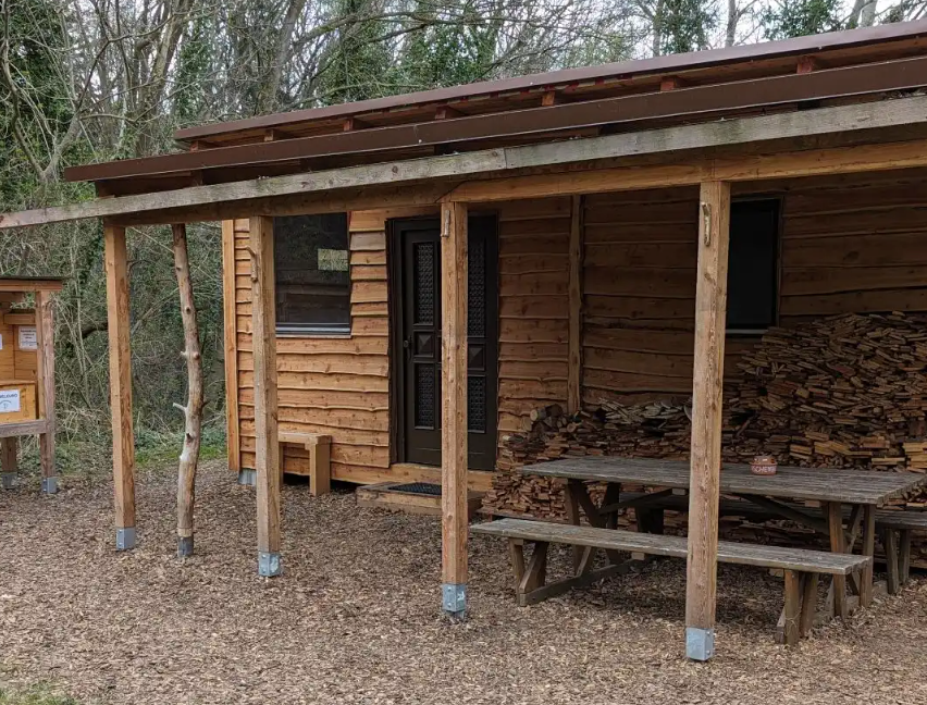 Bild enthält, Wood, Housing, Interior Design, Outdoors, Shelter, House, Cabin, Hardwood, Bench, Box