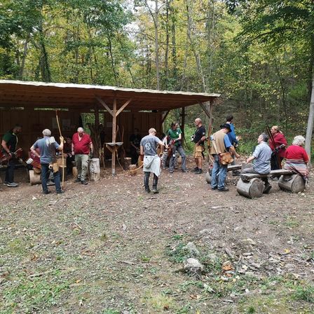 Bild enthält, Outdoors, Shelter, Vegetation, Grove, Nature, Tree, Woodland, Handbag, Person, Soil