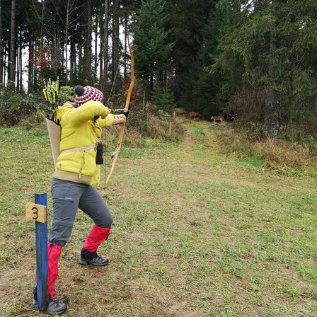 Bild enthält, Weapon, Archer, Archery, Bow, Person, Shoe, Hat, Vegetation, Cow