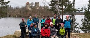Bild enthält, People, Person, Nature, Outdoors, Scenery, Adult, Male, Man, Lake, Jacket