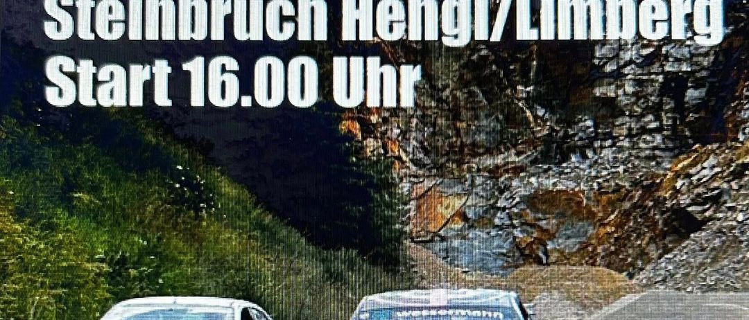 Plakat, das eine Rennveranstaltung mit Autos auf einer Bergstraße ankündigt, beginnend um 16:00 Uhr. Es zeigt die Daten 5., 6. und 9. von 2025.