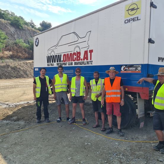 Bild enthält, Person, Worker, Shoe, Glasses, Adult, Male, Man, Wristwatch, Hat, Shorts