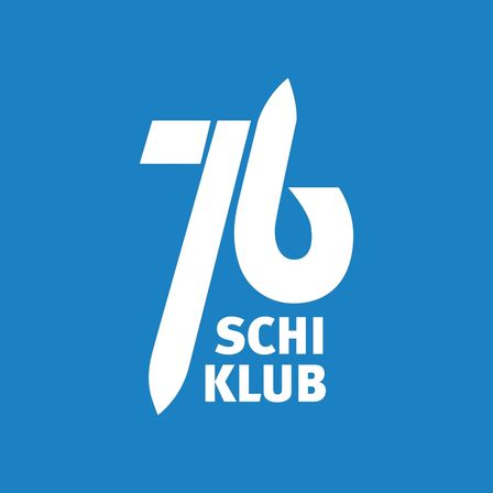 Ein blauer Hintergrund zeigt das Logo von '76 Schi Klub'. Das Logo enthält die Zahl '76' in einer fließenden, modernen Schriftart und darunter steht 'SCHI' in einer fetten, serifenlosen Schriftart. Darunter folgt 'KLUB' in fetter serifenloser Schrift.