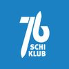 Ein blauer Hintergrund zeigt das Logo von '76 Schi Klub'. Das Logo enthält die Zahl '76' in einer fließenden, modernen Schriftart und darunter steht 'SCHI' in einer fetten, serifenlosen Schriftart. Darunter folgt 'KLUB' in fetter serifenloser Schrift.