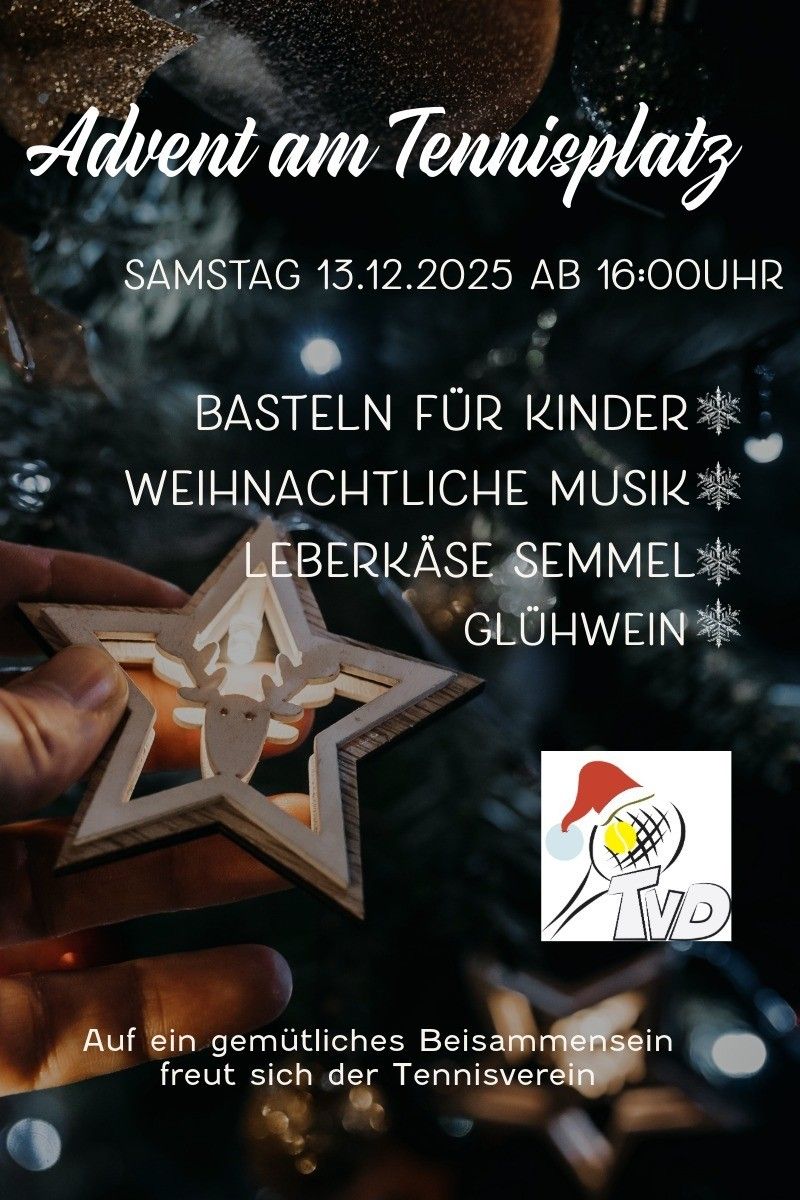 Ein hölzerner Sternschmuck in Form eines Rentiers wird vor einem mit Schneeflocken geschmückten Weihnachtsbaum gehalten. Der Text besagt 'Samstag 13.12.2025 ab 16:00 Uhr' und beinhaltet Aktivitäten wie 'Basteln für Kinder', 'Weihnachtsmusik', 'Lebkuchen' und 'Glühwein'. Es gibt auch ein Logo mit einem Tennisschläger und einem Tennisball.