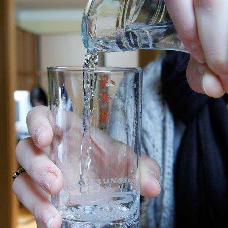 Bild enthält, Jug, Cooking, Pouring Food, Glass, Bottle, Finger, Hand, Perfume