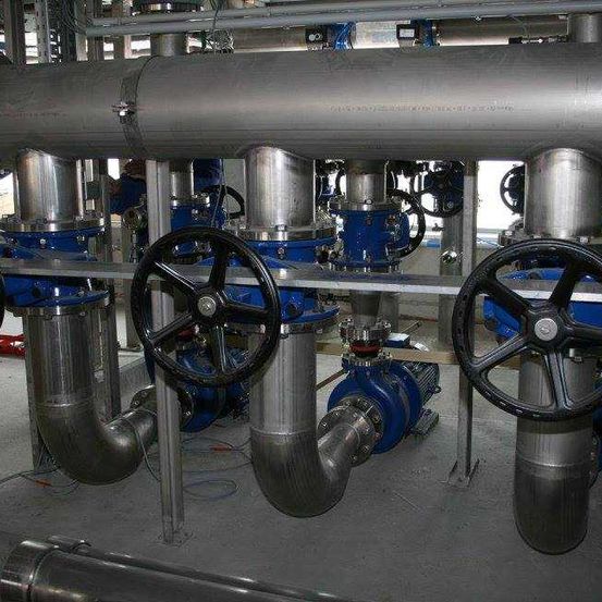 Bild enthält, Machine, Wheel, Architecture, Building, Factory