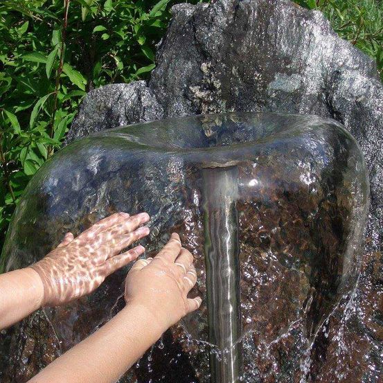 Bild enthält, Rock, Hand, Person, Baby, Finger, Water, Sink, Jewelry