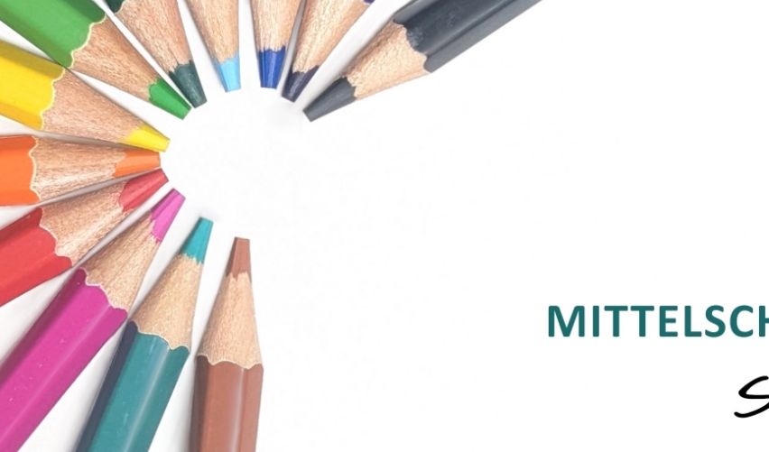 Buntstifte in verschiedenen Farben in einem Kreis auf weißem Hintergrund angeordnet. Der Begriff 'Mittels' steht in Grün unter dem Kreis.
