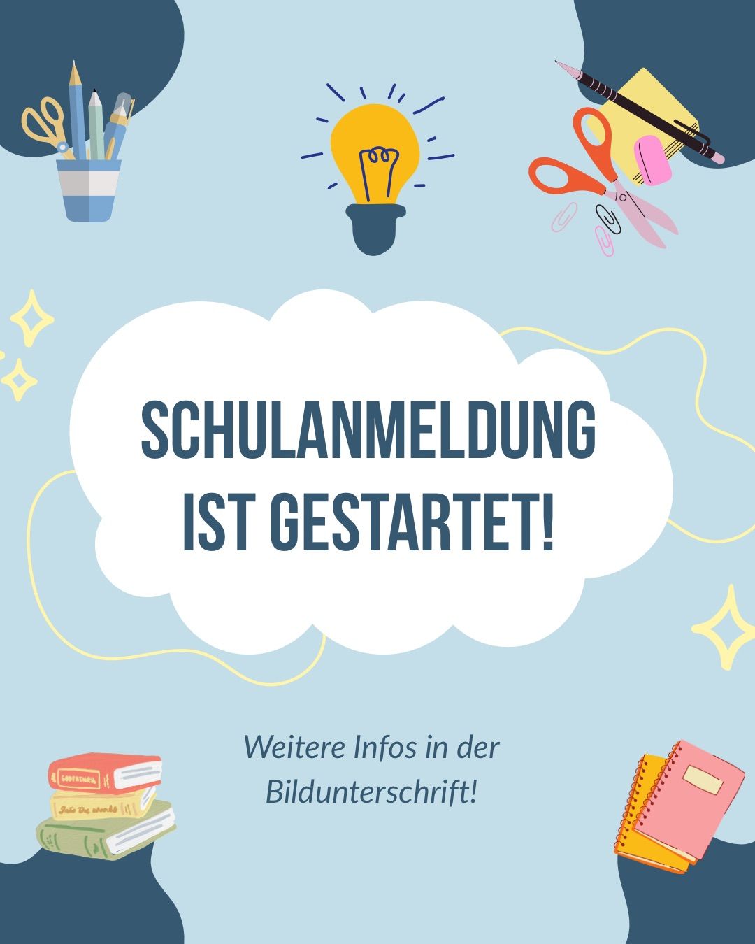 Ein blauer Hintergrund zeigt verschiedene Schulartikel wie Scheren, einen Stiftehalter und eine Glühbirne. Die Worte 'SCHULANMELDUNG IST GESTARTET!' stehen auf einer Wolke. Weitere Informationen finden Sie in der Bildunterschrift.