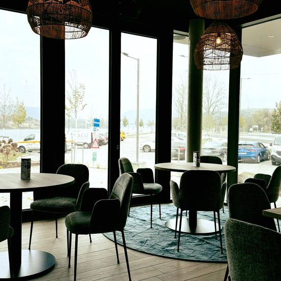 Bild enthält, Dining Room, Dining Table, Furniture, Indoors, Table, Lounge, Chair, Car, Cafeteria, Restaurant