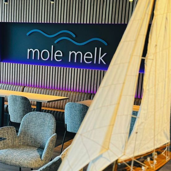 Bild enthält, Indoors, Interior Design, Transportation, Vehicle, Yacht, Sailboat, Furniture, Chair, Lounge, Foyer