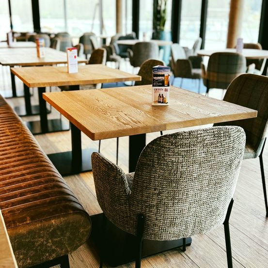 Bild enthält, Furniture, Table, Tabletop, Chair, Wood, Indoors, Architecture, Building, Lounge