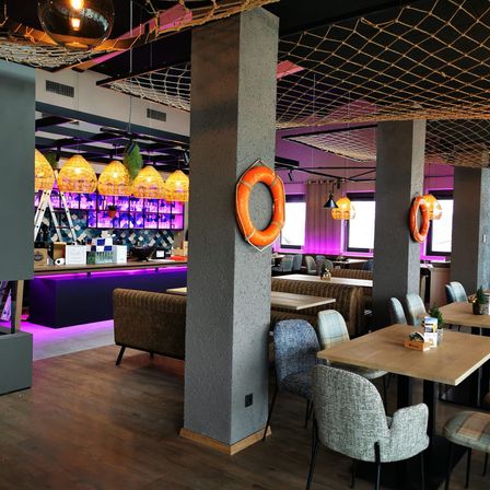 Bild enthält, Furniture, Dining Table, Table, Architecture, Building, Indoors, Lounge, Bar, Chair, Dining Room