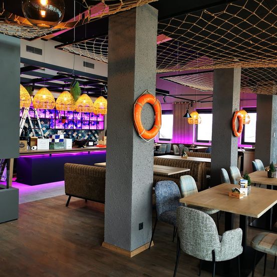 Bild enthält, Furniture, Dining Table, Table, Architecture, Building, Indoors, Lounge, Bar, Chair, Dining Room