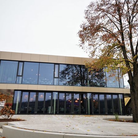 Bild enthält, Architecture, Building, Office Building, City, Bicycle, Transportation, Vehicle, Convention Center