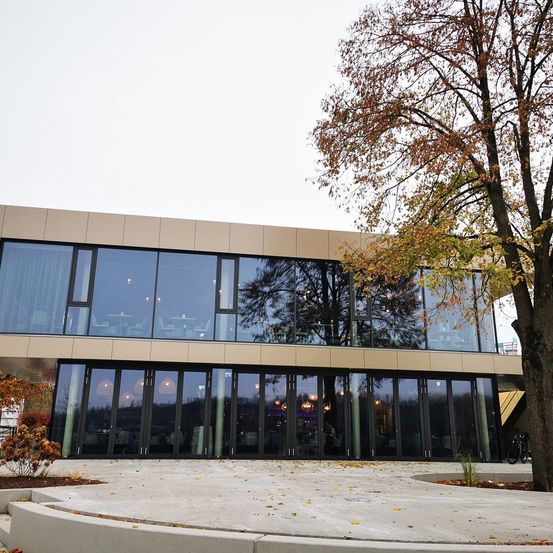 Bild enthält, Architecture, Building, Office Building, City, Bicycle, Transportation, Vehicle, Convention Center