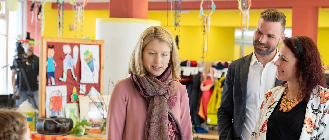 Bild enthält, Adult, Female, Person, Woman, Scarf, Male, Man, Child, Girl, Coat