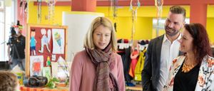 Bild enthält, Adult, Female, Person, Woman, Scarf, Male, Man, Child, Girl, Coat
