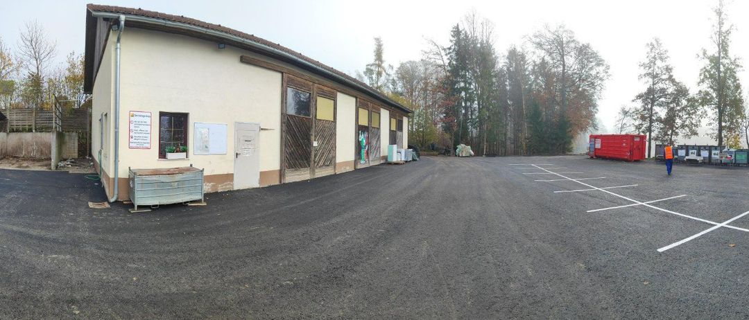 Bild enthält, Road, Tarmac, Boat, Vehicle, City, Outdoors, Person, Street