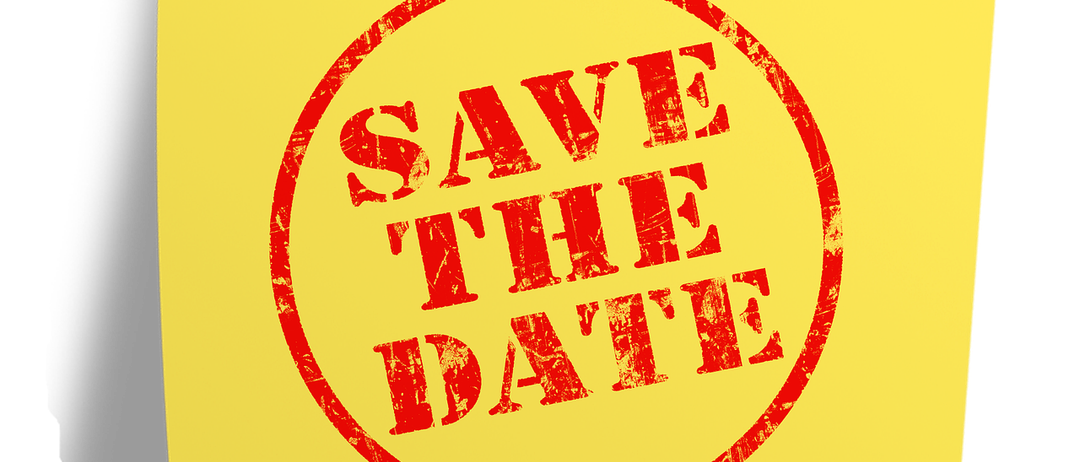 Ein gelber Haftnotizzettel, der mit einem roten Reißzwecke an einem schwarzen Hintergrund befestigt ist, zeigt 'SAVE THE DATE' in einem roten Kreis.
