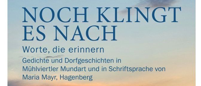 Ein Buchcover mit dem Titel 'NOch Klingt Es NaCh' zeigt einen Sonnenuntergang über einer bewaldeten Berglandschaft. Der Text betont das Buch als eine Sammlung erinnerter Worte, einschließlich Gedichte und Dorfgeschichten.
